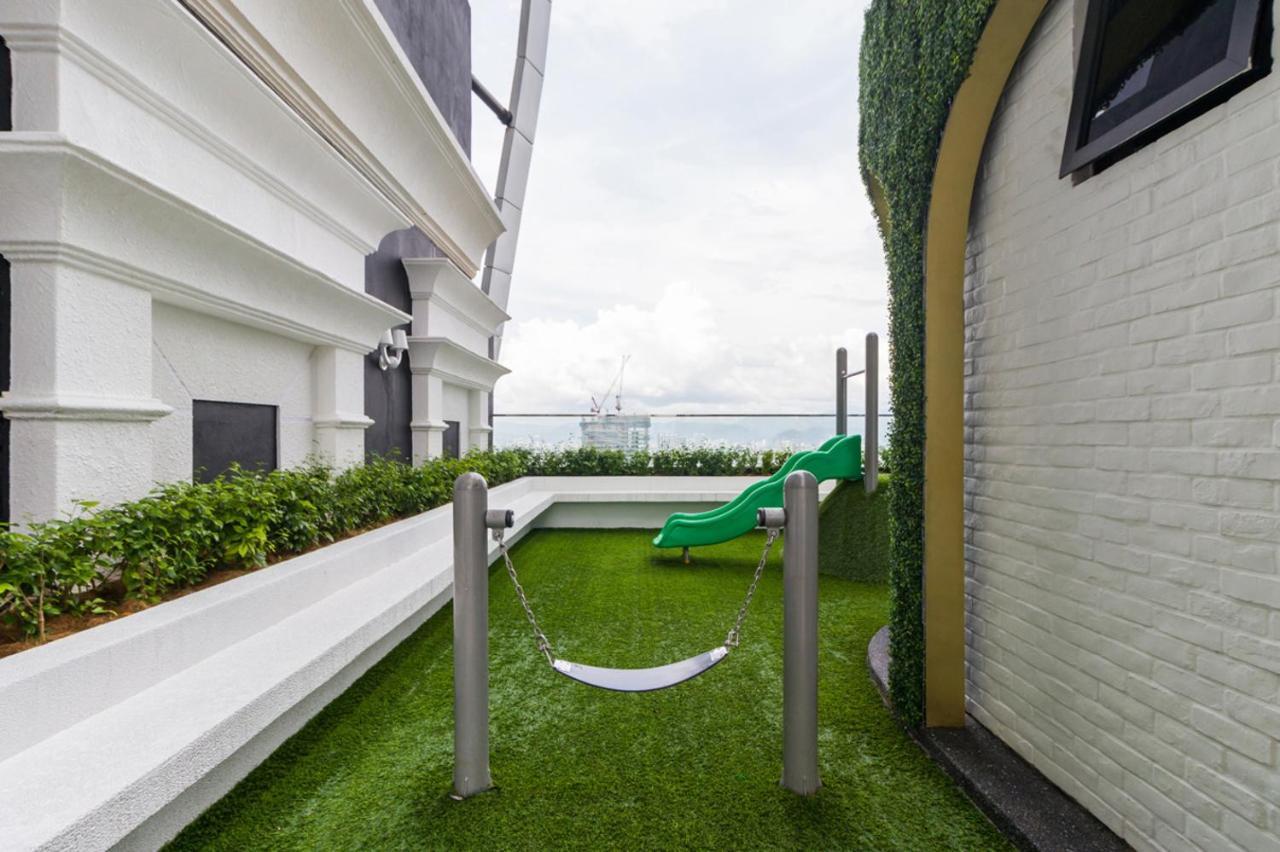Aparthotel Arte Mont Kiara Kuala Lumpur Exterior foto Artificial grass on a balcony